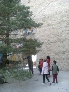Los niños y niñas decoran el árbol de Navidad de La Iglesuela