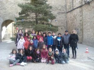 Los niños y niñas decoran el árbol de Navidad de La Iglesuela